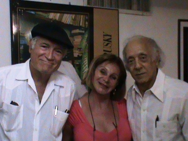 Com Dois poetas tradicionais de Cuba